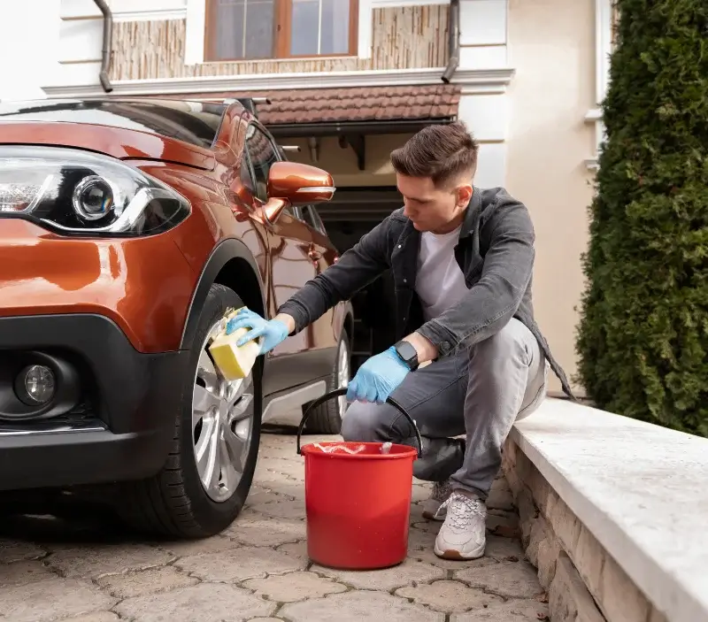 Lavage auto à domicile Blainville-Crevon : professionnel intervenant sur un véhicule